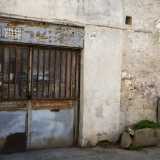 Al civico 34 notiamo ad esempio un portone logorato dal tempo e una saracinesca abbassata. �Era l�officina di un ferraio ed � in disuso da una decina di anni�, ci dice il 60enne Antonio, proprietario di un locale in zona